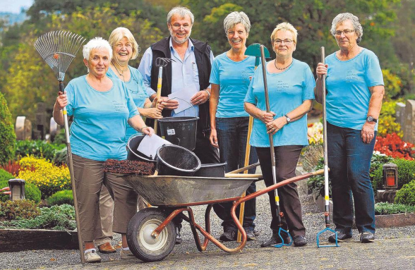 Doris Ebach, Monika Schulte, Anita Quast, Maria Schulte und Karin Oesterhelt kümmern sich seit Jahren ehrenamtlich um die Pflege des Friesenhagener Friedhofs.  Grund genug für den Ortsbürgermeister No